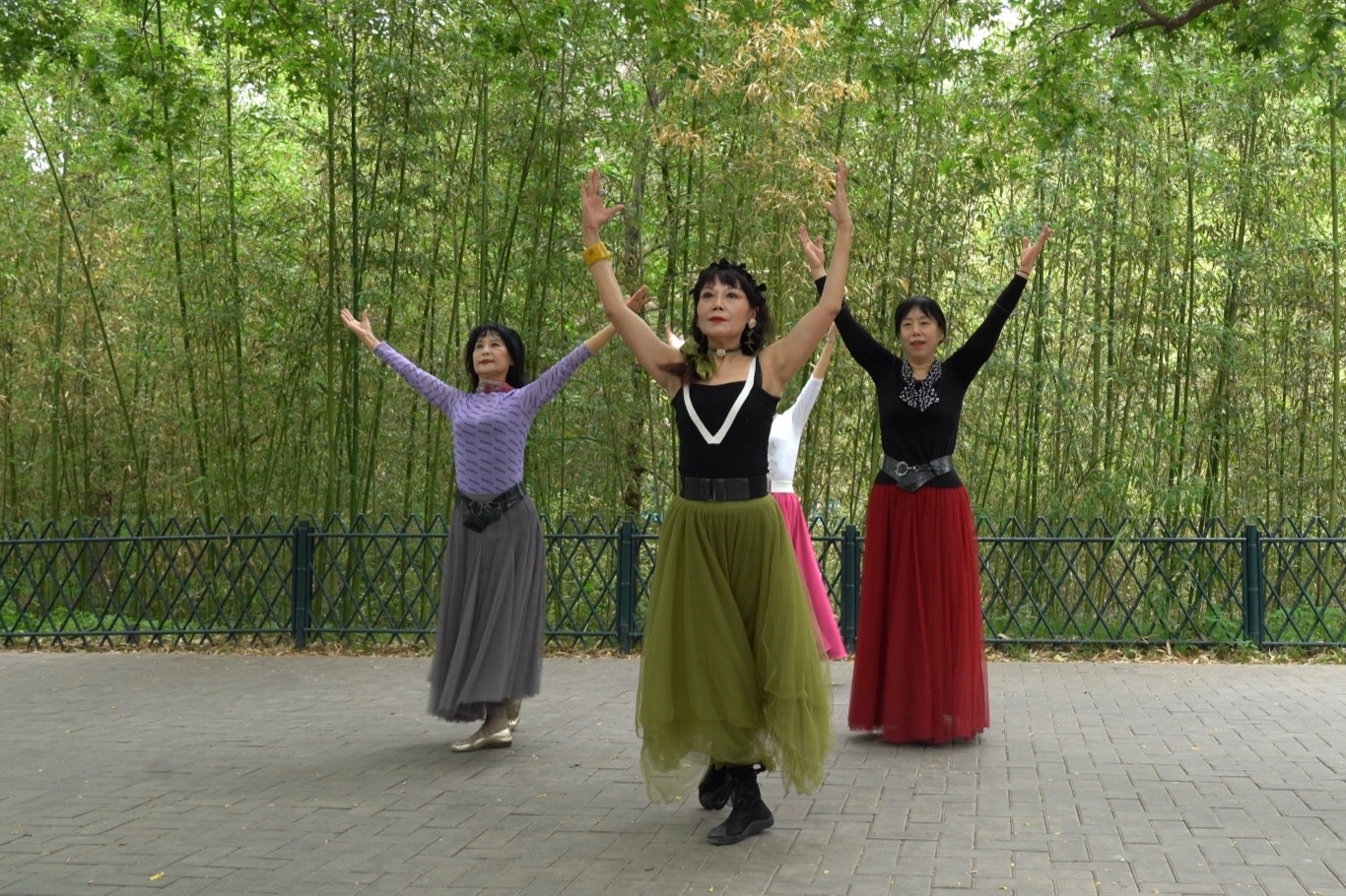 紫竹院广场舞《舞动中国》节奏动感,杜老师跳得很嗨