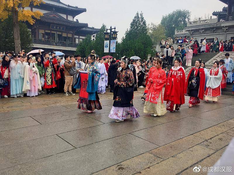 11月的成都街头,几千名妆容精致,身着各色汉服的少年少女,集结成"雅风