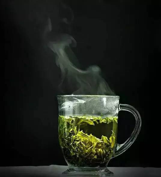 黄茶具有绿茶的清香,红茶的香醇,白茶的愉悦以及黑茶的厚重,其品质