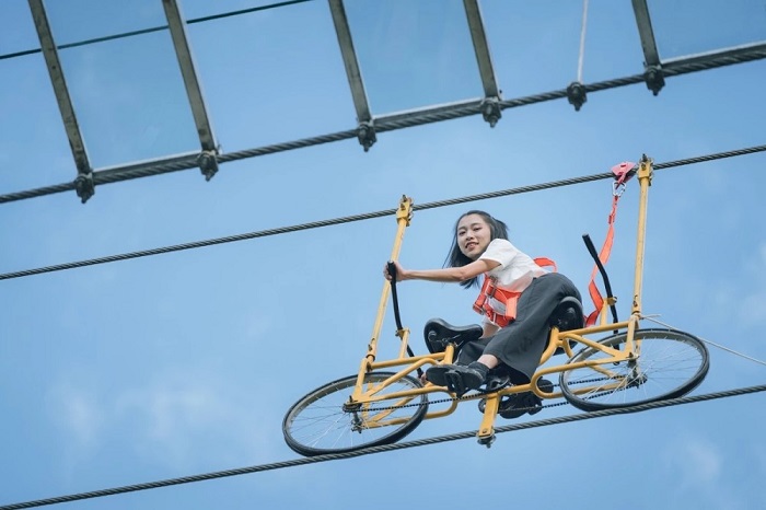 空中自行车是一种游客参与性很强的探险项目,借助游客自己的骑行力量