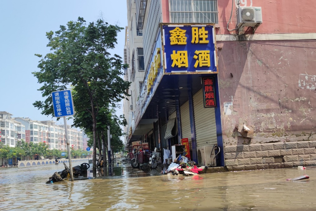 大白新闻现场直击 卫辉水位已下降 洪水来过 水中的家