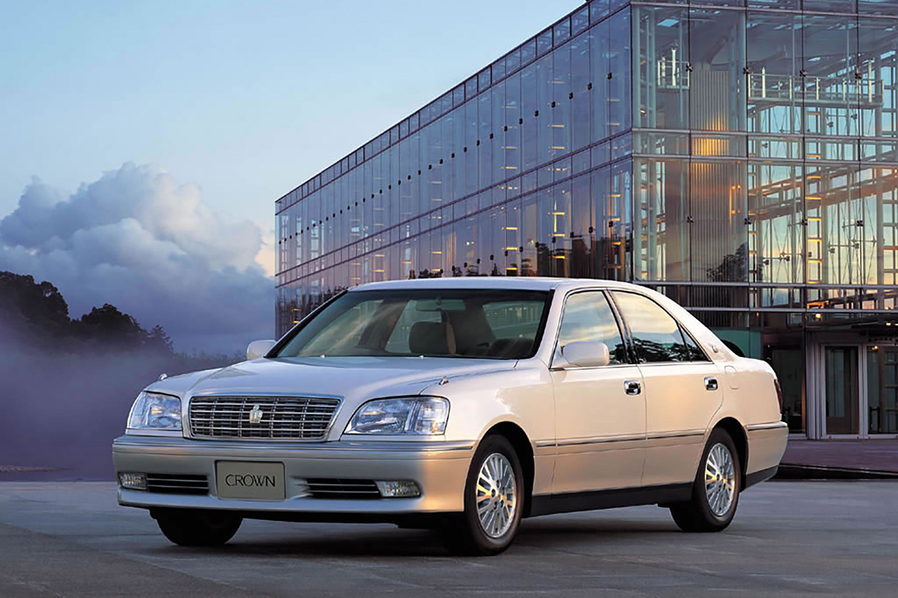 丰田皇冠作为一款经典的汽车品牌,旗下的车型真可谓是一代人的青春