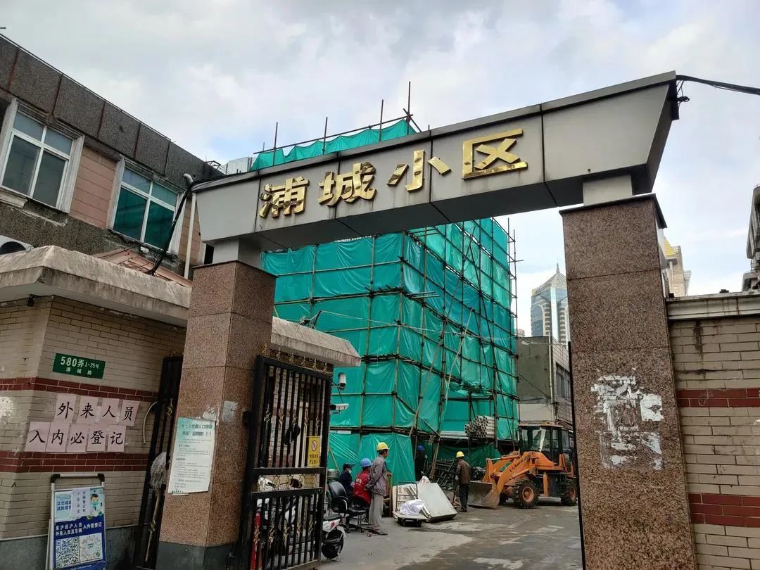 浦城小区门口 孙婉秋摄