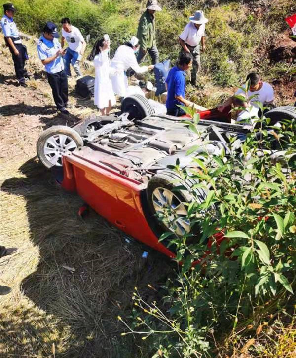 34岁女星出行途中突遭车祸左眉骨骨折深缝54针惨烈现场照曝光