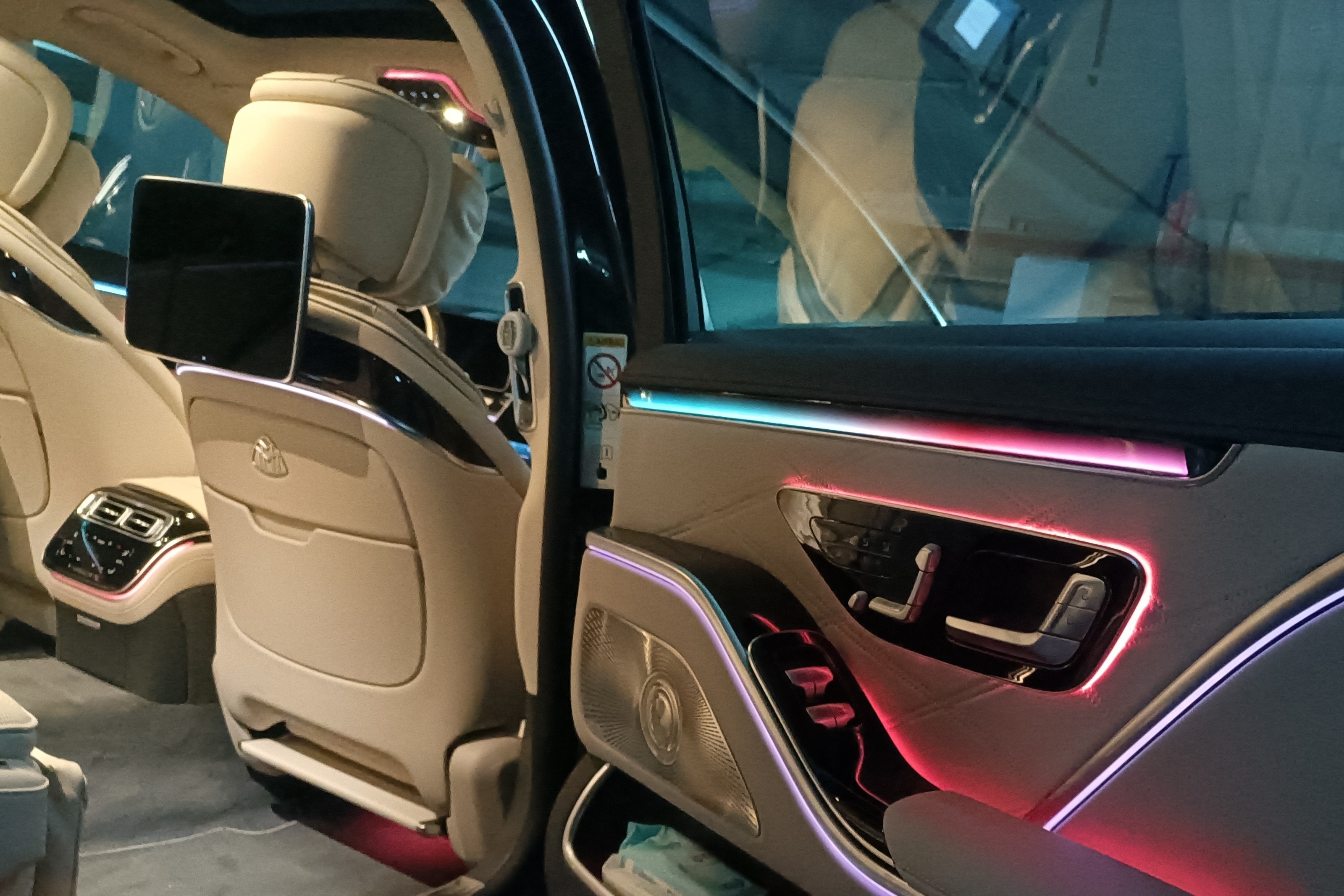 迈巴赫s主动式环境氛围灯将美学与车辆的多项功能充分结合