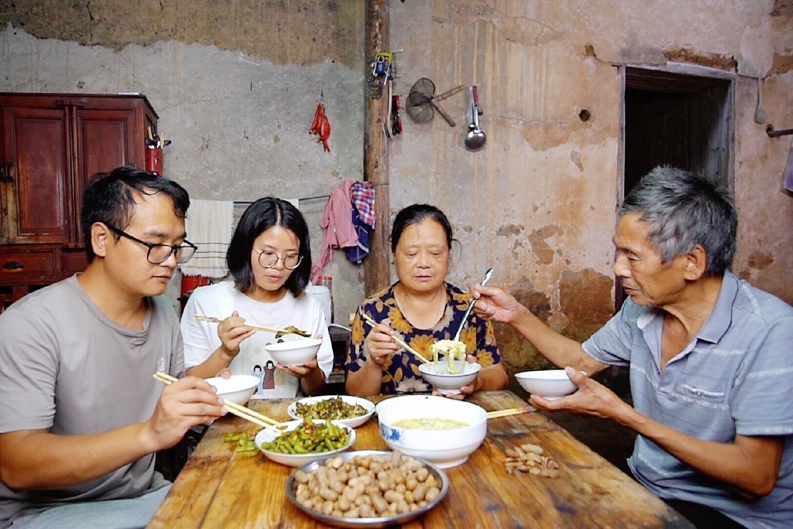 农村人吃饭不讲究,下雨天婆婆不买菜,看一家人晚饭吃的啥