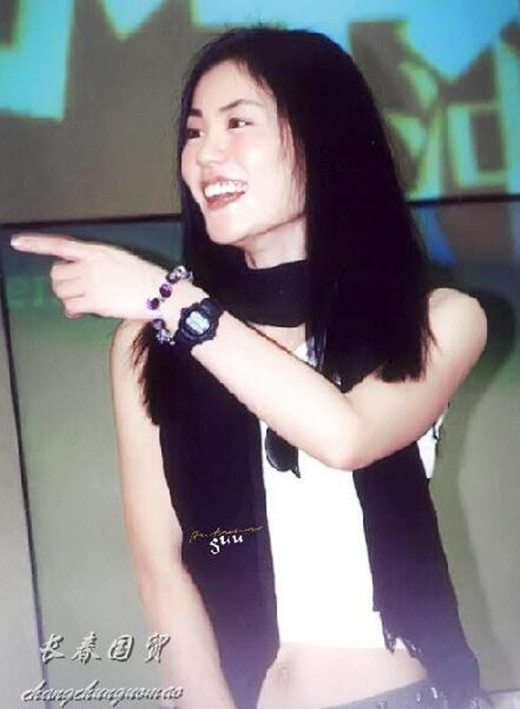 王菲21年前旧照曝光长直发露脐装笑容灿烂甜美