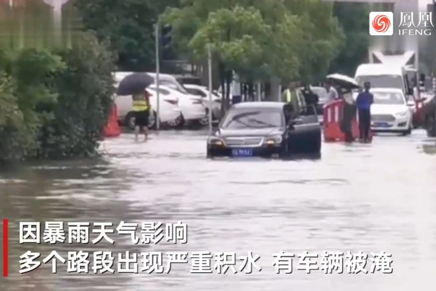 江西南昌暴雨后多路段严重积水35条公交线路停运