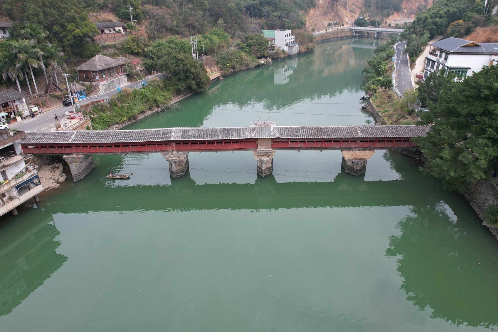 闽南罕见的长廊屋盖梁式桥永春东关桥