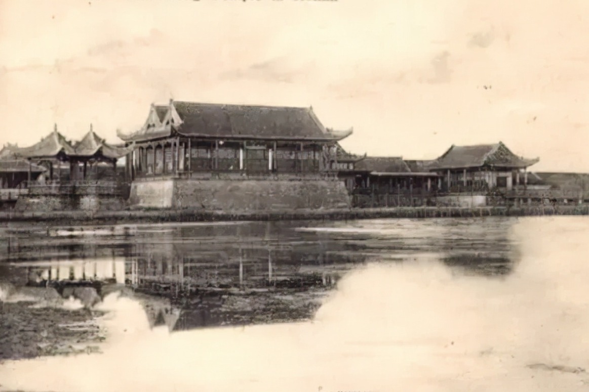 老照片：一百年前的中国，房屋残破，人民生活异常艰难