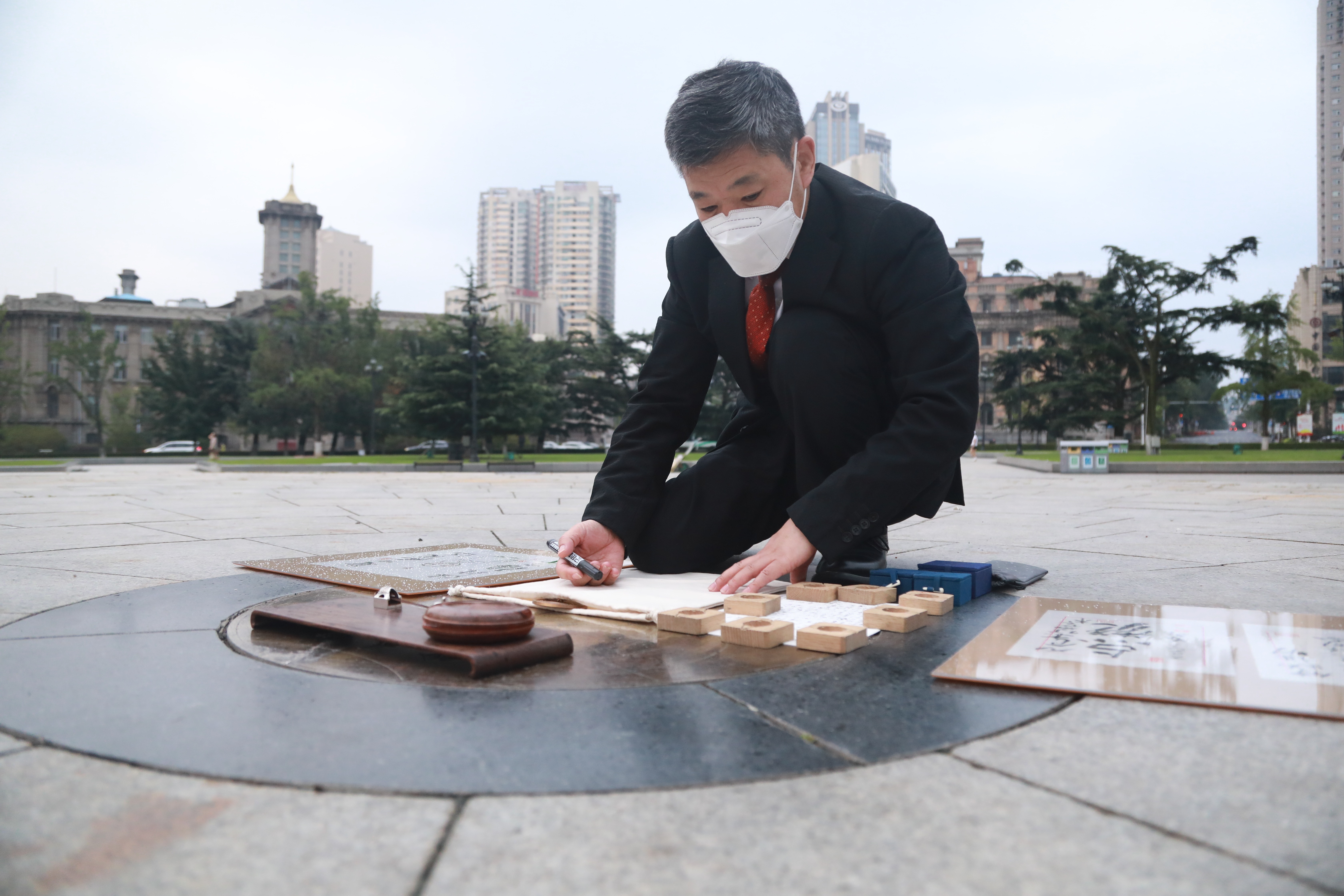 仓丰行为艺术为大连点赞 姜末涂乐百幅作品中山广场"闪展"