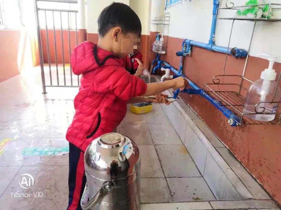 六一儿童节，自闭症孩子给妈妈做顿饭