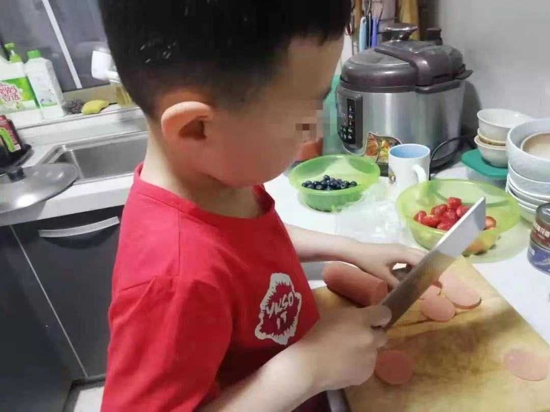 六一儿童节，自闭症孩子给妈妈做顿饭