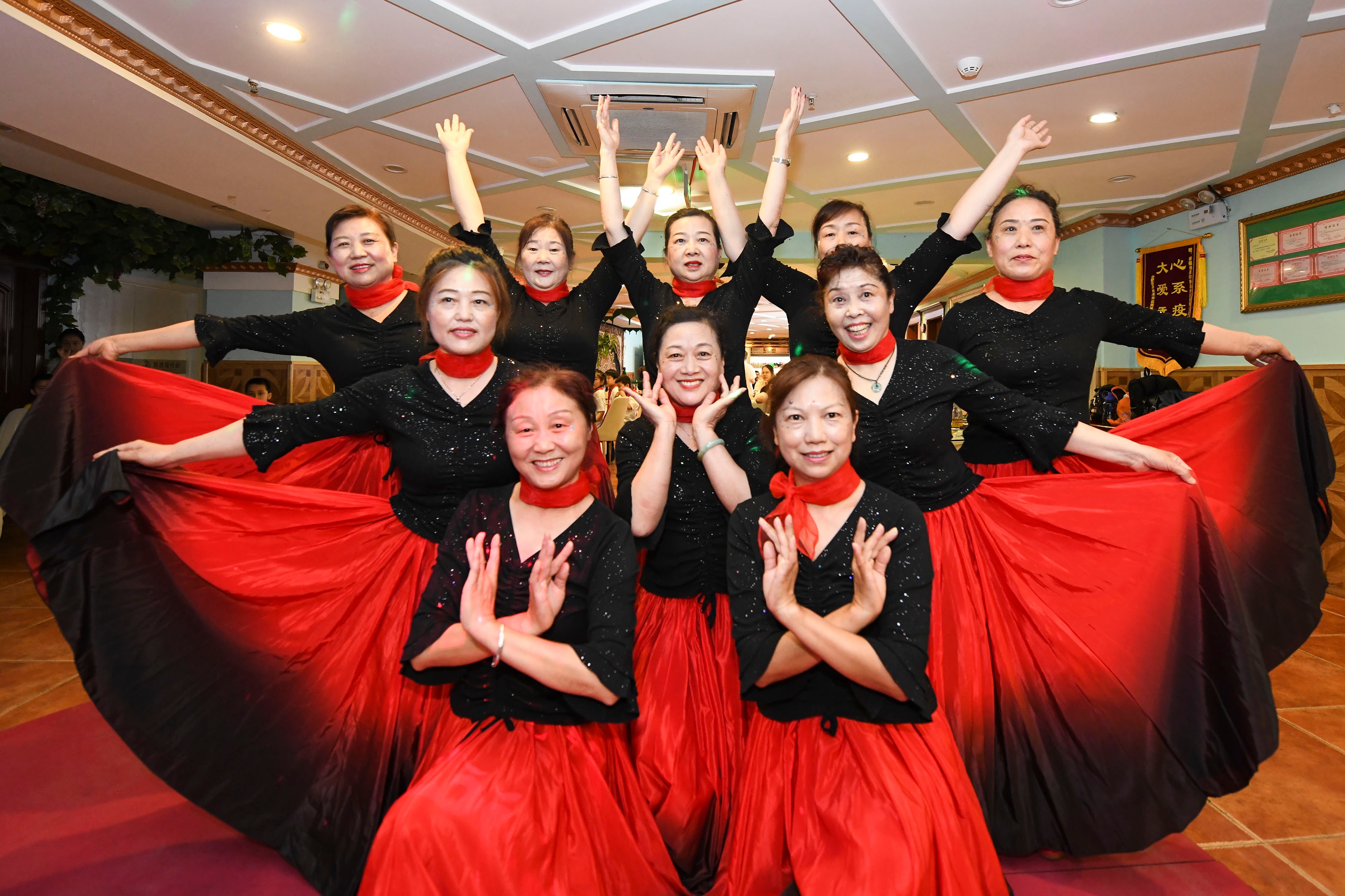 合肥社区大妈2个月就学会跳新疆舞,跳得真好看,我们一起学跳舞