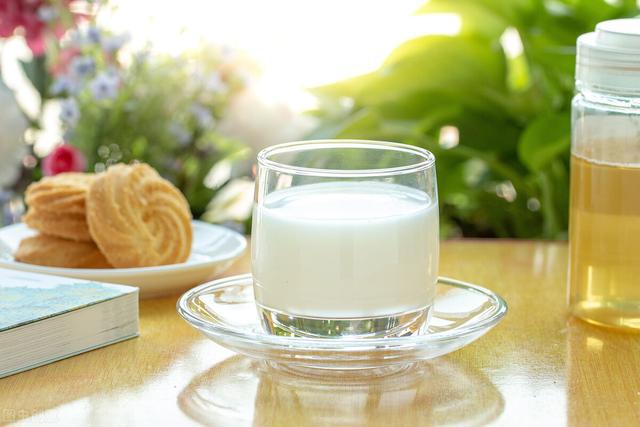 牛奶铁含量很低,而钙,磷含量较高,体内的铁质容易和牛奶中的钙,磷结合