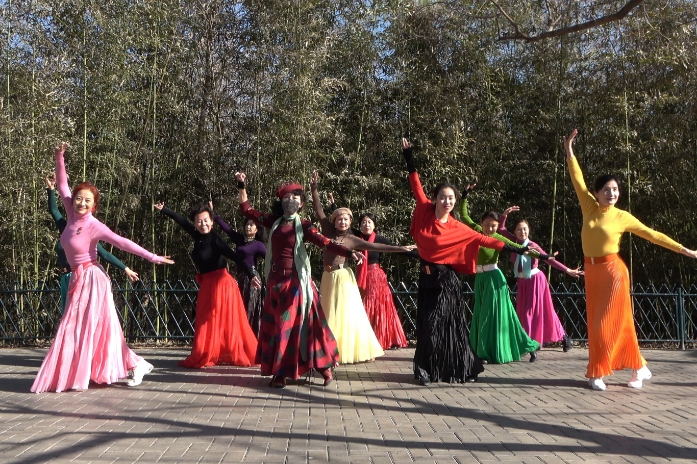 广场舞《心在草原飞》杜老师领舞,跟着节奏嗨起来