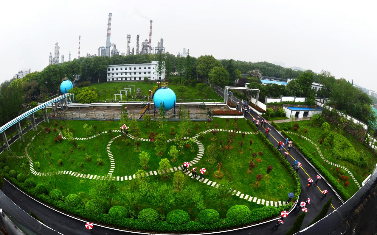 徜徉在长江岸线,可以看到中国石油化工股份有限公司金陵分公司(简称"