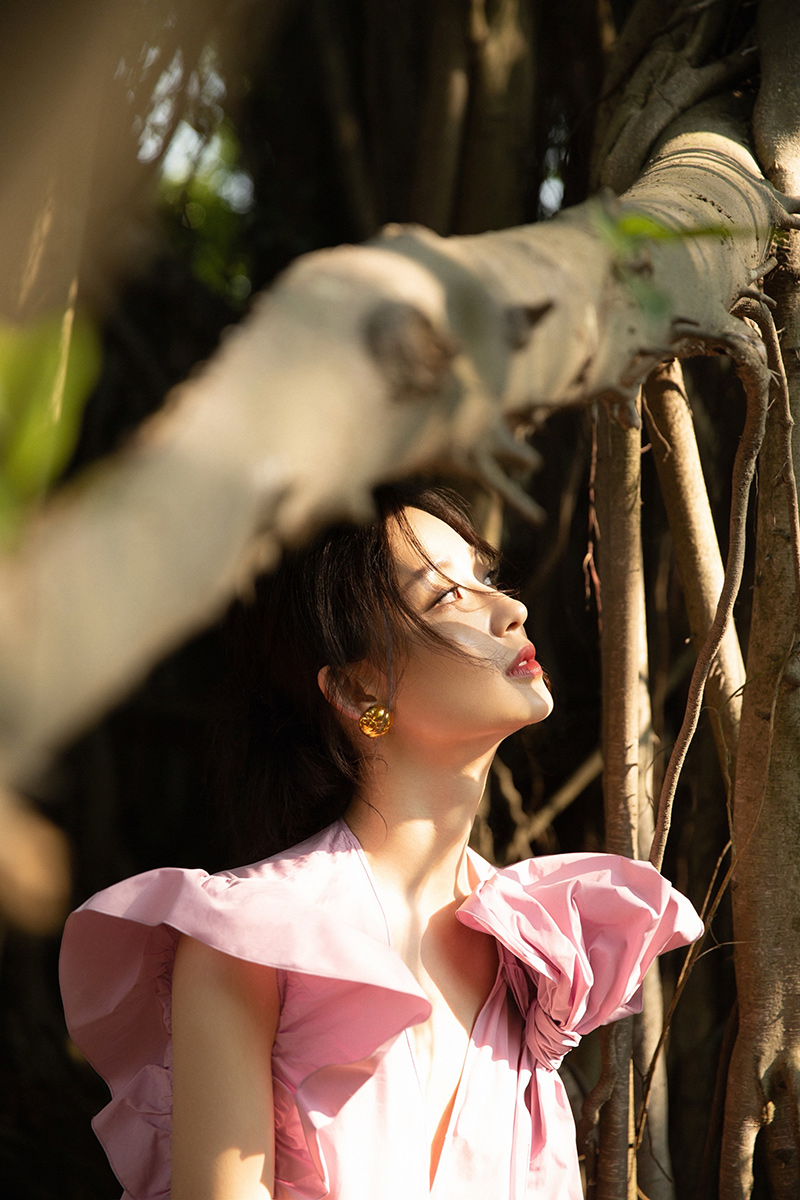 孙佳雨浪漫森系写真 眼波流转尽显迷人魅力