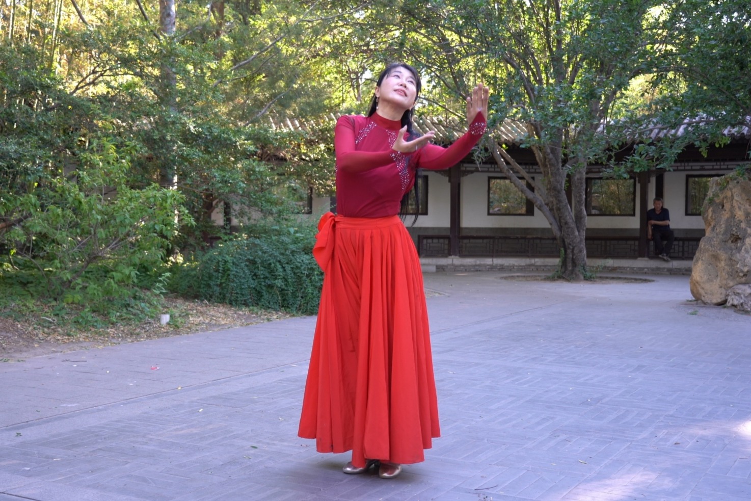 广场舞《灯火里的中国》娟娟老师独舞,歌醉舞美,赏心悦目