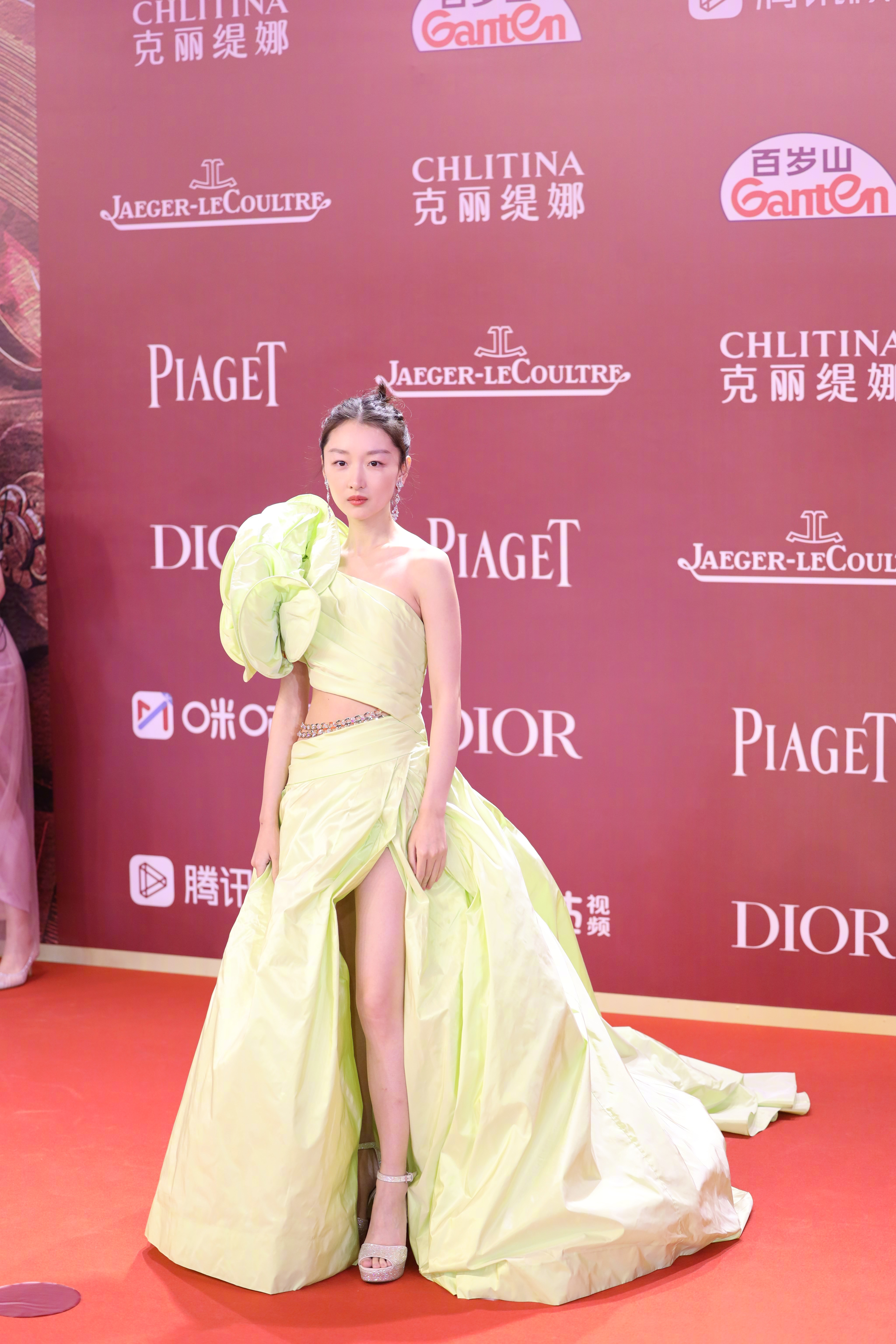 三金影后周冬雨 一晚上走三次红毯__凤凰网