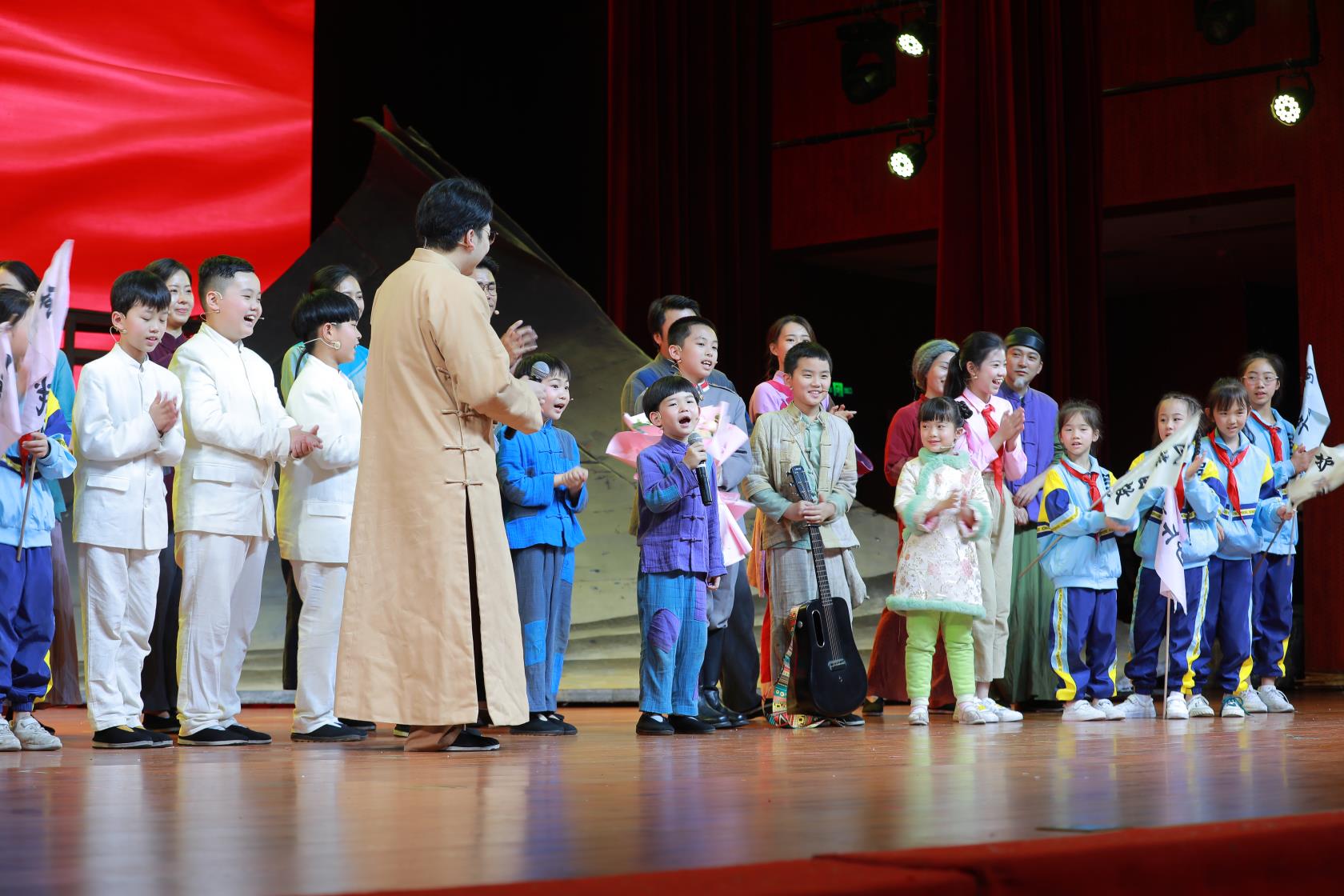 儿童剧,带有浓郁的湖湘风情,厚重的家国情怀,与我们今年献礼建党百年