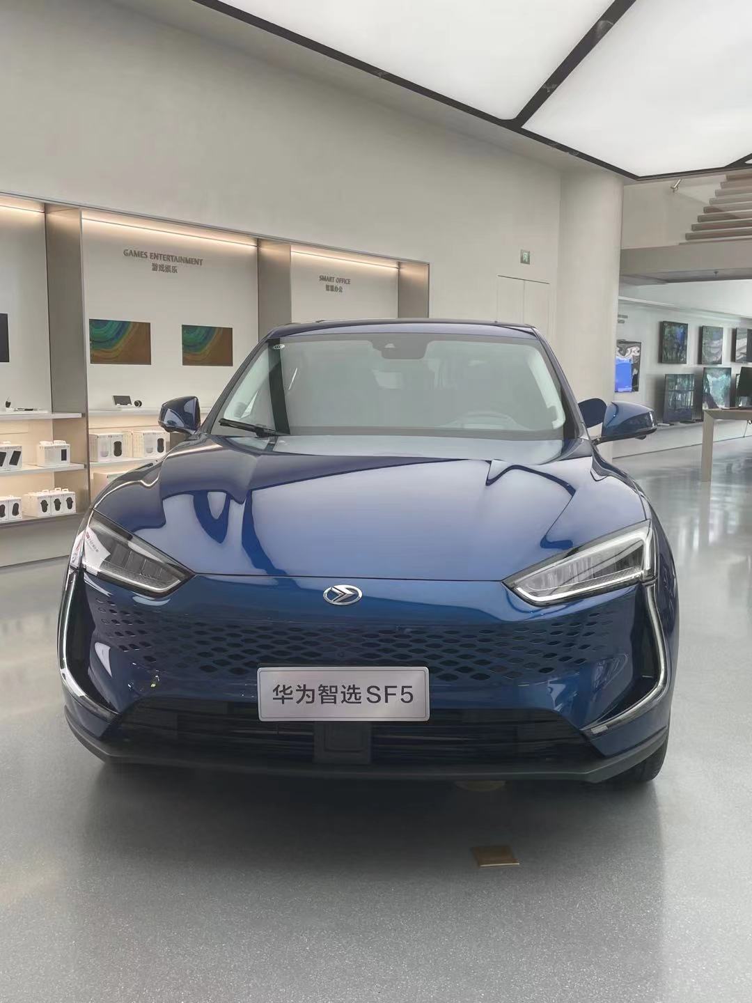 探店成都华为旗舰店赛力斯华为智选sf5受关注