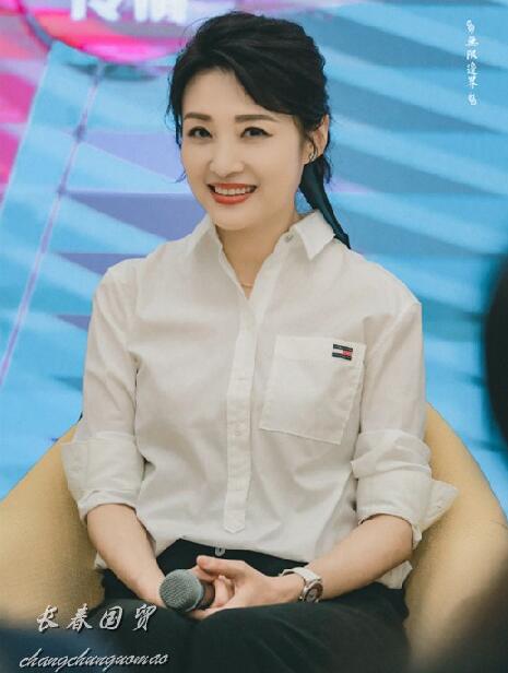 53岁主持人周涛近照曝光，端庄大方知性优雅，颜值气质不减当年_凤凰网