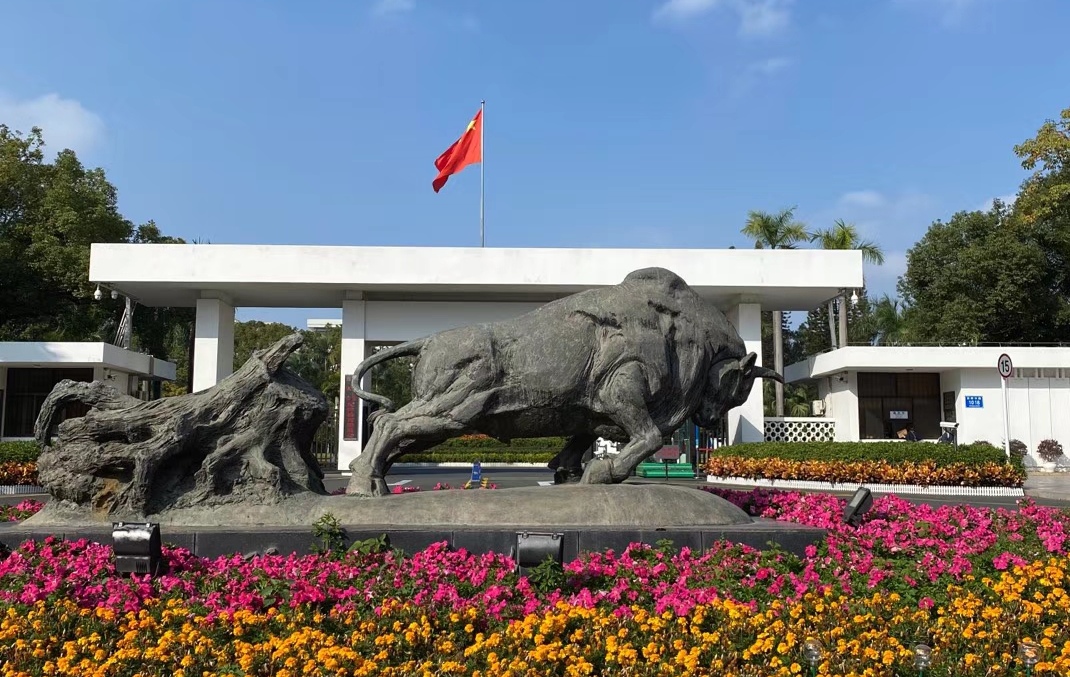起初,雕塑取名开荒牛,但考虑到将来开荒完了怎么办,经深圳市领导