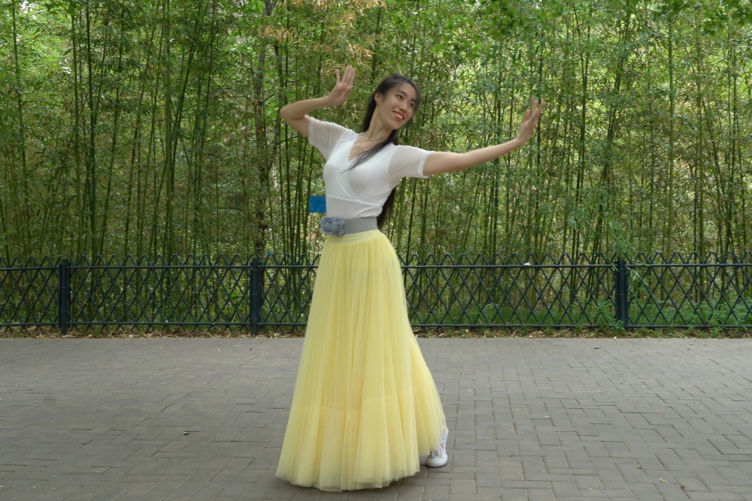 紫竹院睿睿老师跳的这支舞蹈《桥边姑娘》好看,歌曲悦耳动听