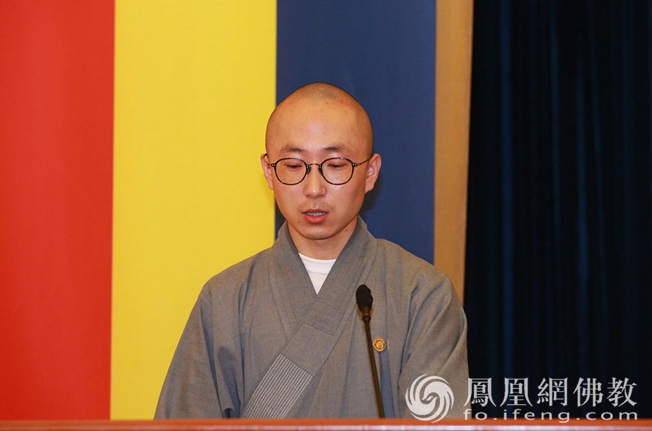 学僧代表发言（图片来源：凤凰网佛教 摄影：普陀山佛教协会）