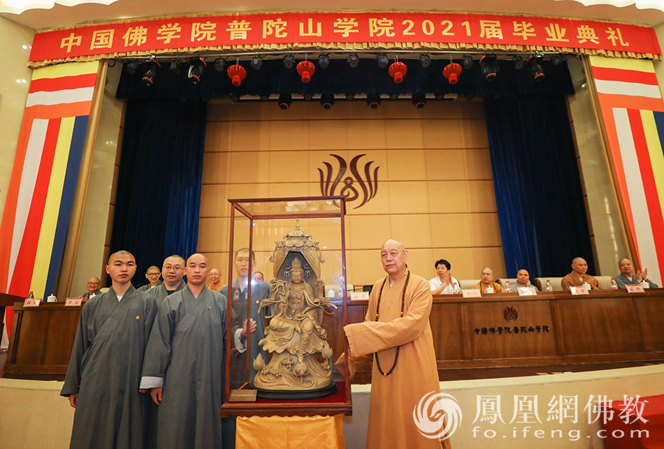 2019级男众预科班向母校赠送纪念品（图片来源：凤凰网佛教 摄影：普陀山佛教协会）