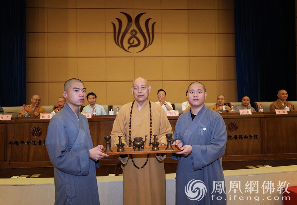 2017级男众本科班向母校赠送纪念品（图片来源：凤凰网佛教 摄影：普陀山佛教协会）