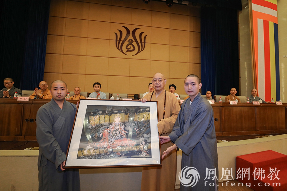 2018级男众研究生班向母校赠送纪念品（图片来源：凤凰网佛教 摄影：普陀山佛教协会）
