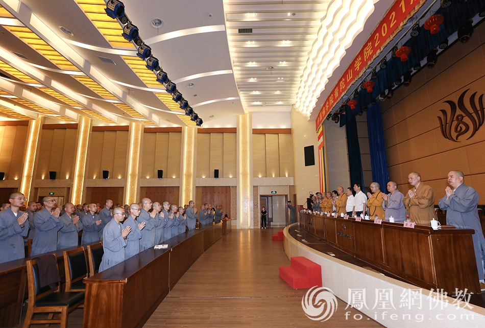 全体起立唱三宝歌（图片来源：凤凰网佛教 摄影：普陀山佛教协会）