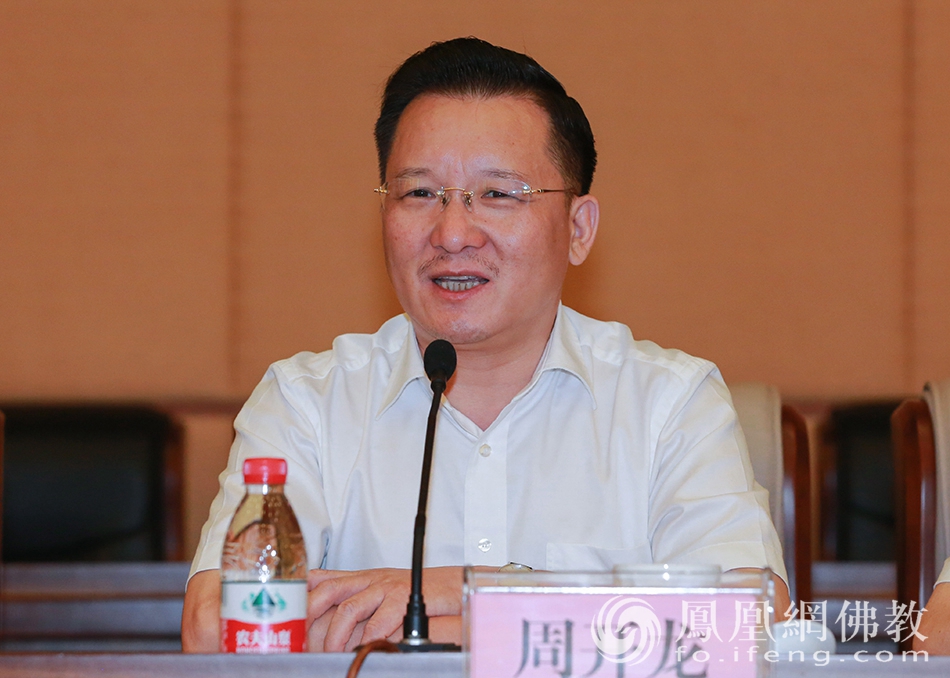 舟山市委统战部副部长、市民宗局局长周开龙讲话（图片来源：凤凰网佛教 摄影：普陀山佛教协会）