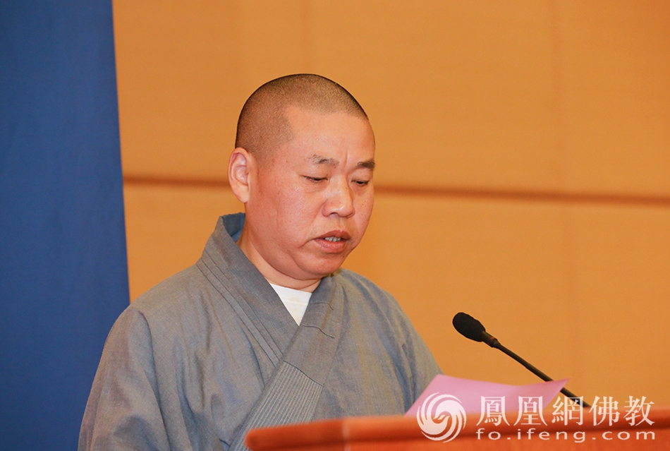 中国佛学院普陀山学院副院长兼总务长界定法师宣读优秀毕业生名单（图片来源：凤凰网佛教 摄影：普陀山佛教协会）