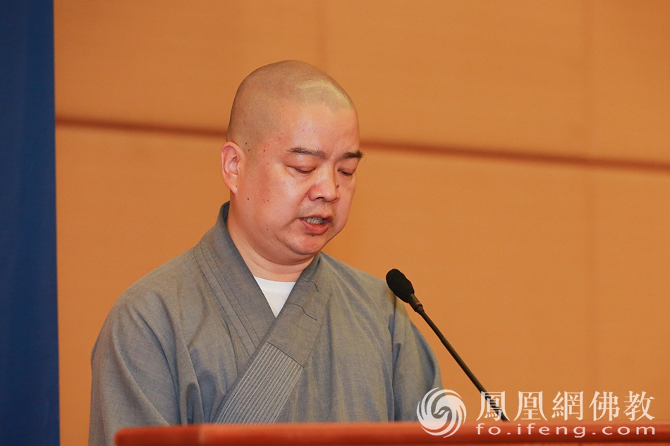 中国佛学院普陀山学院副院长兼教务长能进法师宣读毕业生名单（图片来源：凤凰网佛教 摄影：普陀山佛教协会）