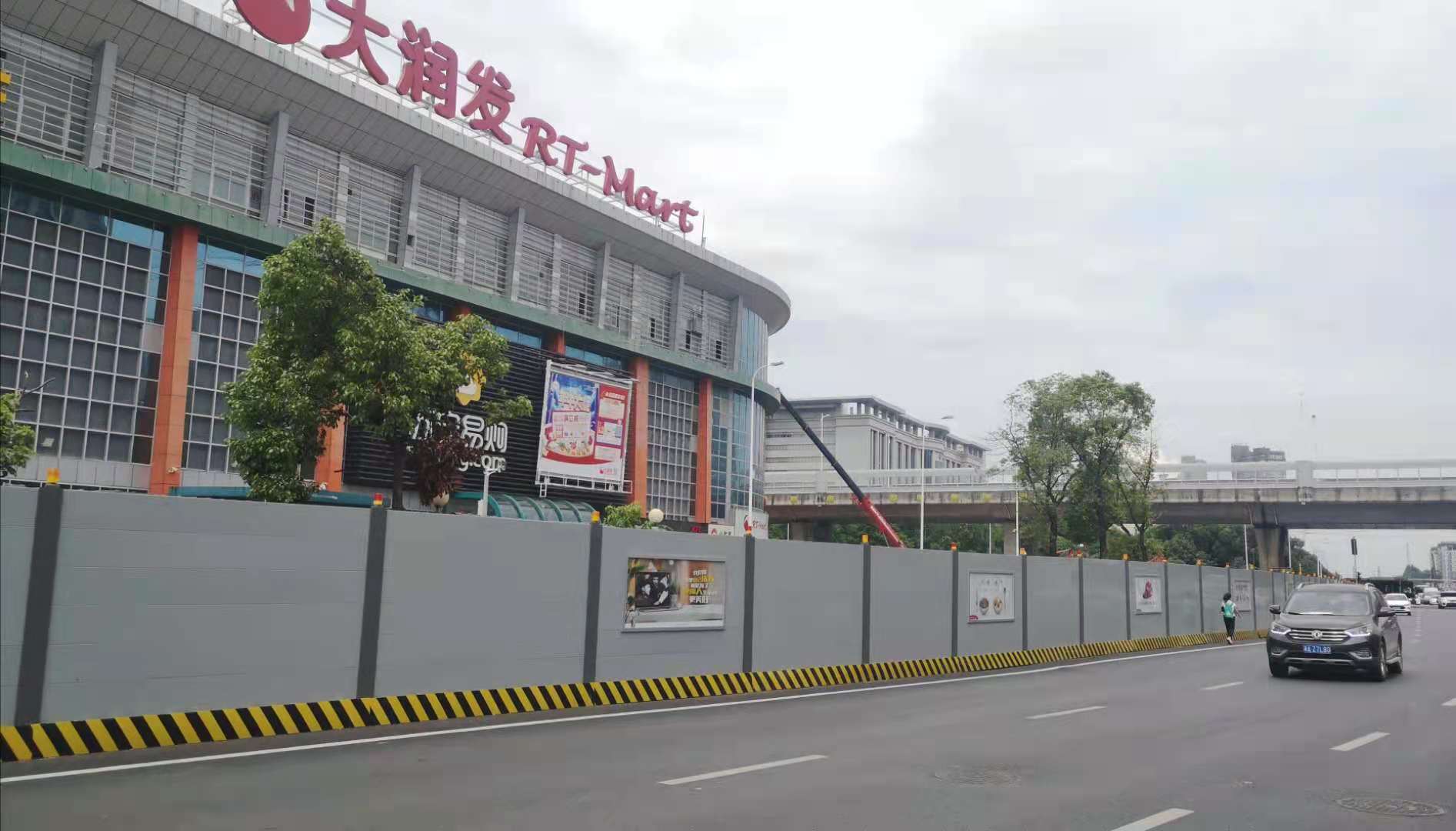 长沙施工围挡换新装扮靓星城