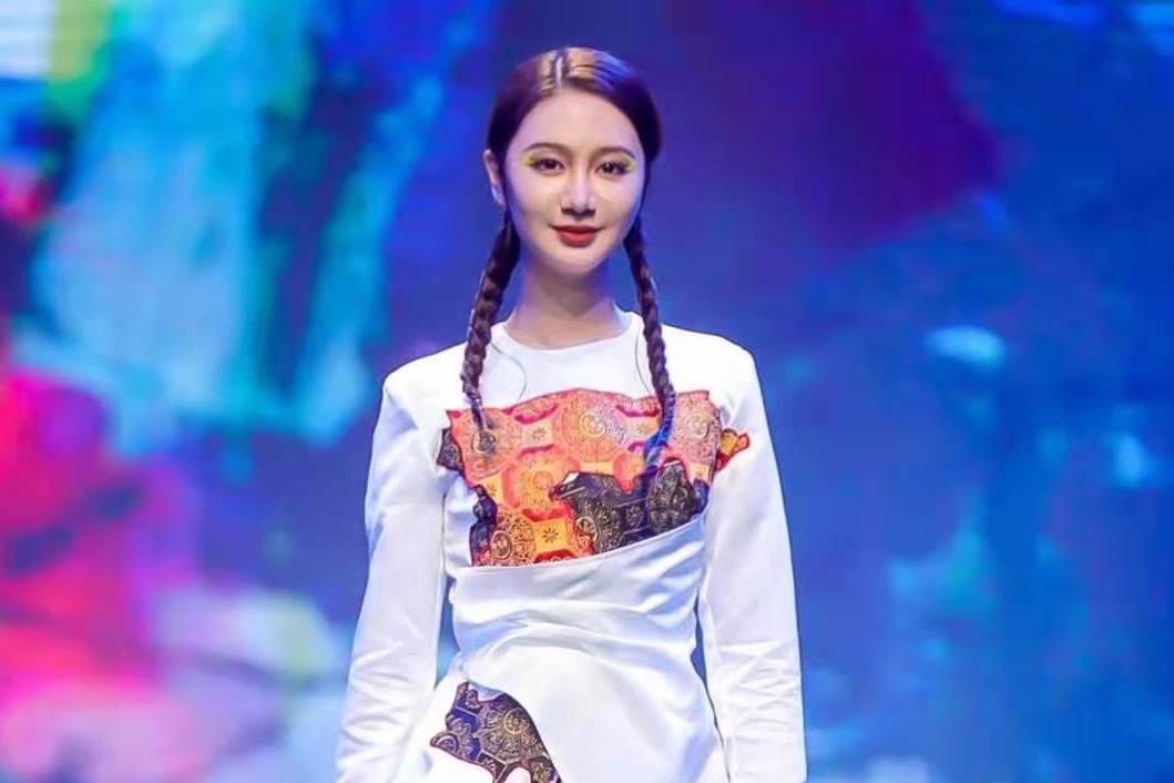 李珮姗亮相中国国际时装周开幕走秀