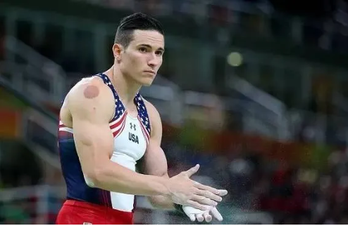 曾拿过12枚奥运奖牌的美国前游泳选手natalie coughlin也晒过自己拔罐