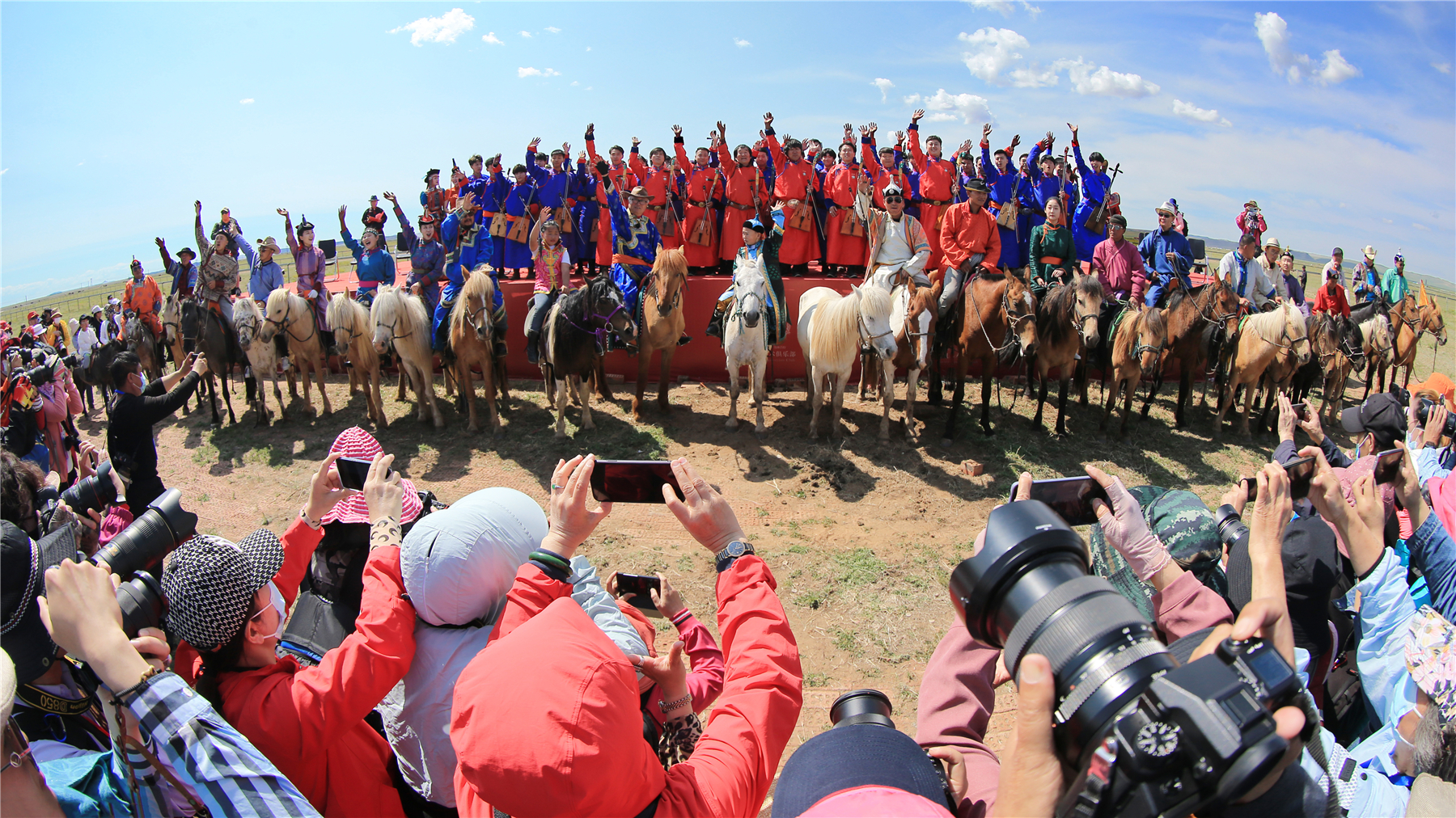 夏季"那达慕"作为蒙古族历史悠久的传统节日,显得古老而又神圣.