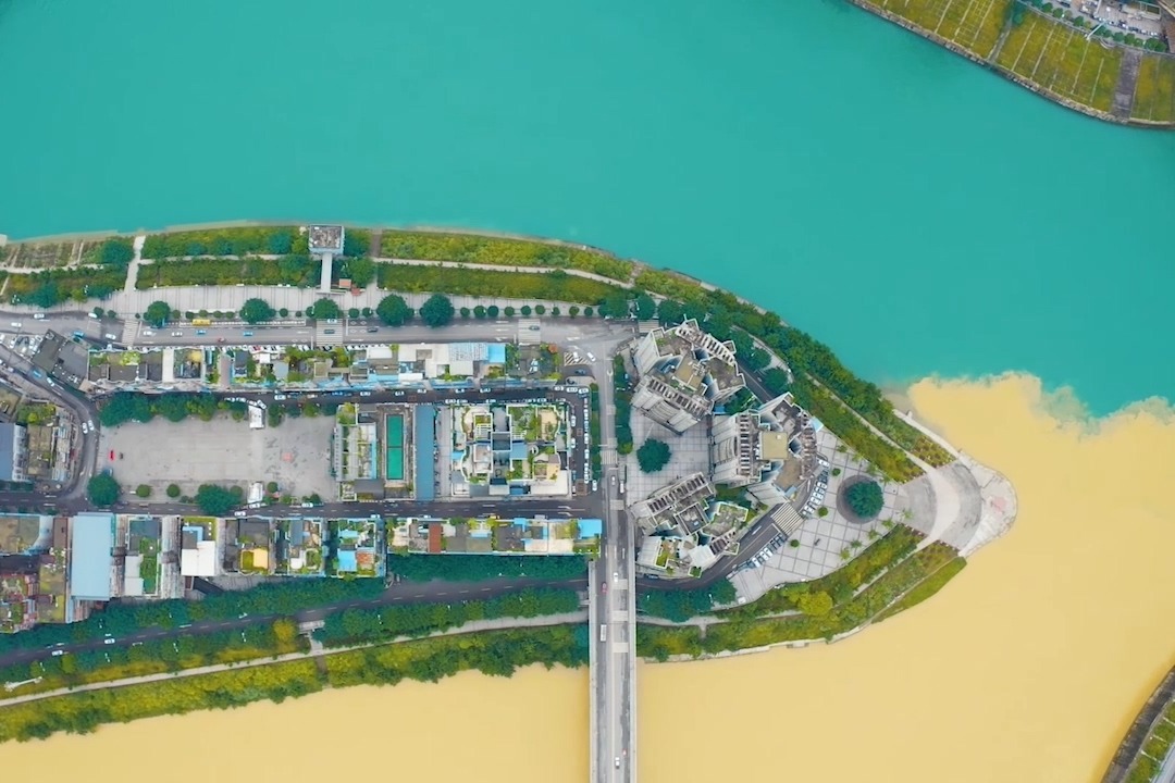 彭水两江交汇,乌江,郁江一清一浊,像极了火锅里的鸳鸯锅!