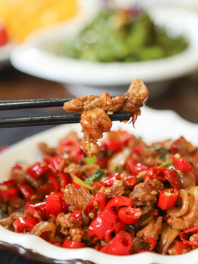 老长沙炒肉相比传统小炒肉新鲜小米椒使这道菜的辣度更胜一筹纯瘦肉煸