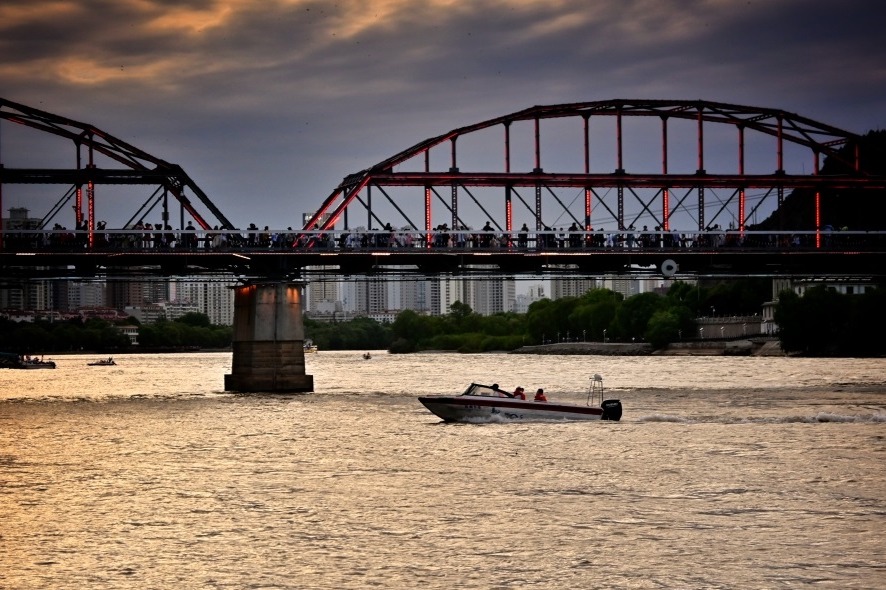 黃河夕照映金城 夏日霞光醉鐵橋