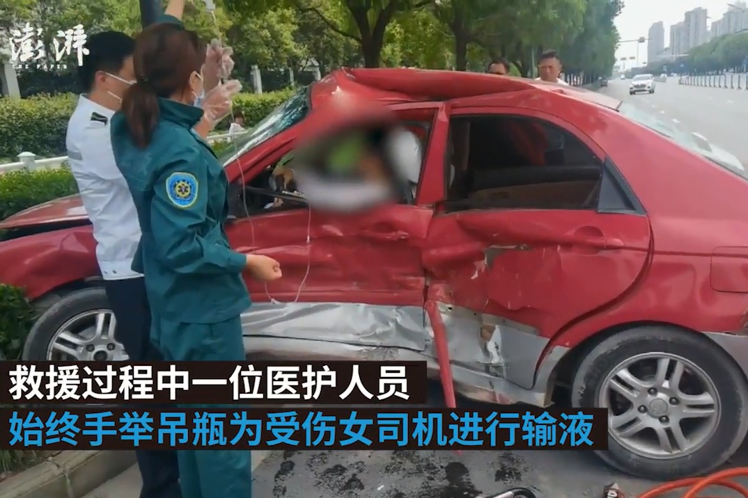 阜阳：突发车祸司机被困 医护人员充当人肉输液架