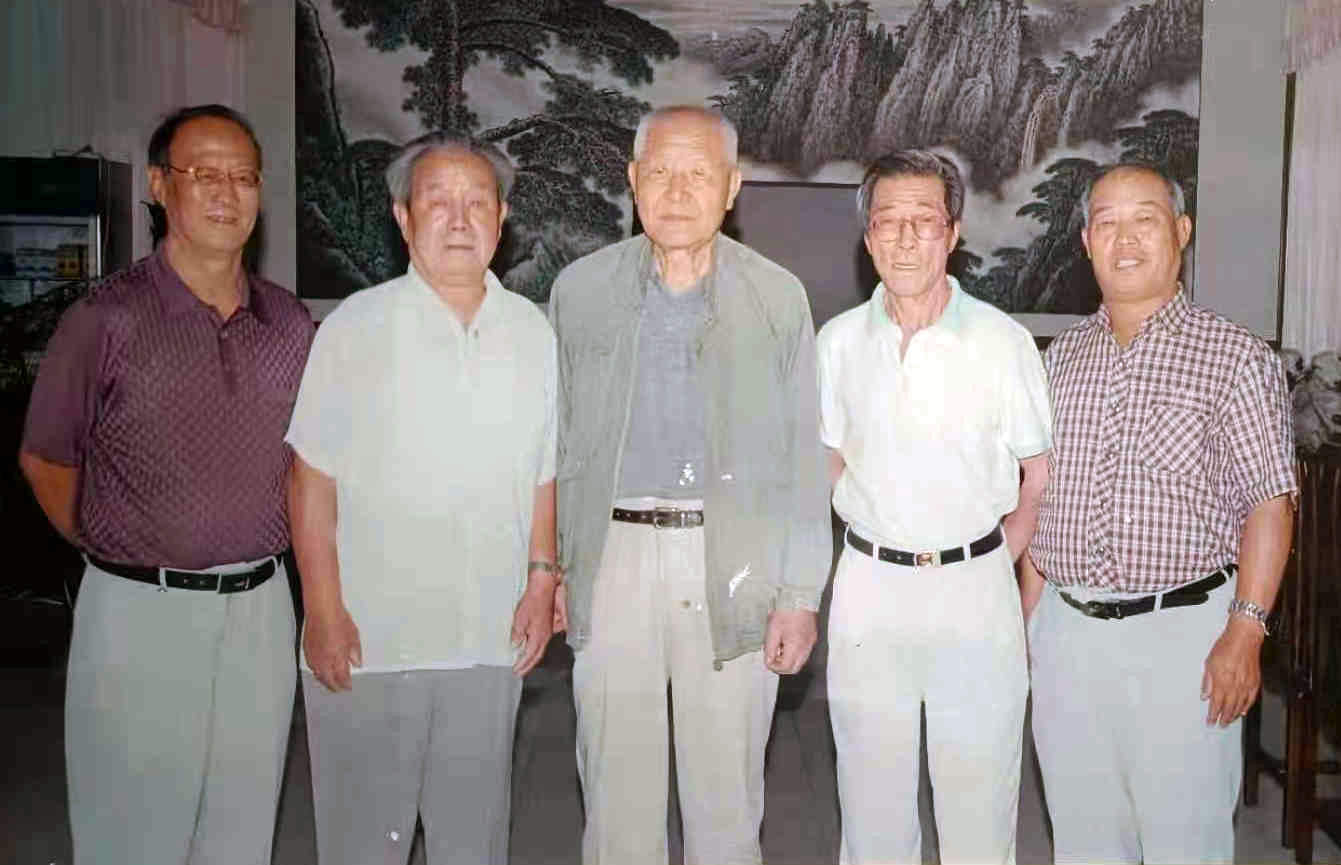 杨子明,高富桐,肖玉田)肖玉田对中国跤基本功练习很重视:"中国式摔跤