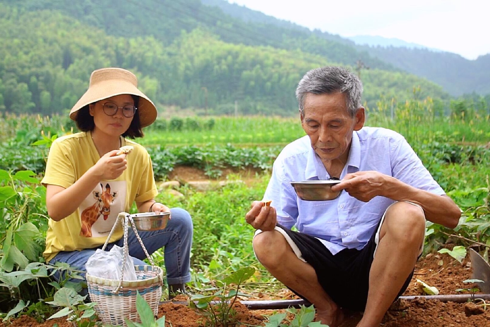 儿媳妇跟农村公公地里干活,中午不回家吃饭,看看在地里吃的啥