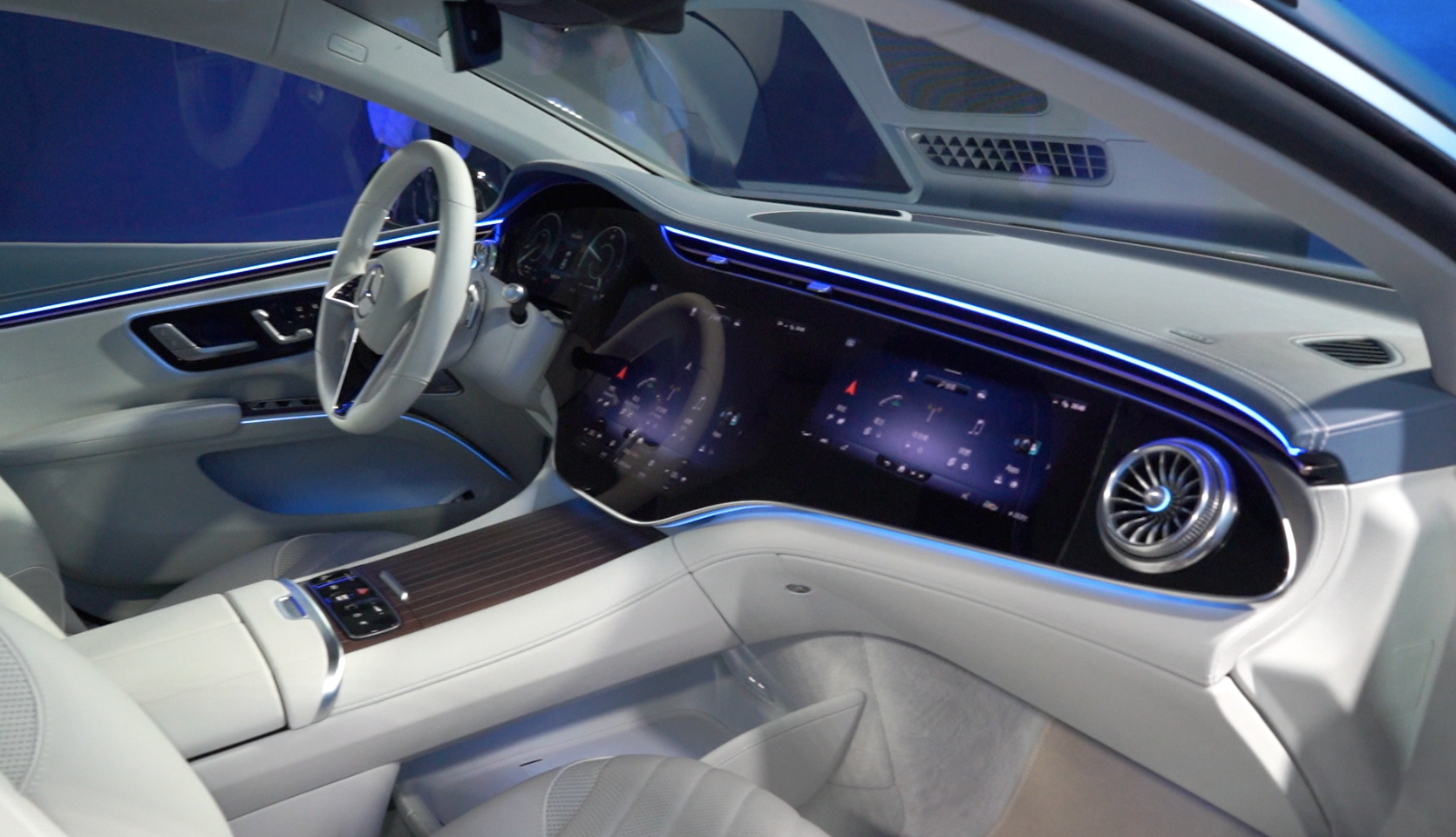 奔驰eqs:来自2077年的座驾,现实版赛博朋克!_凤凰网汽车_凤凰网