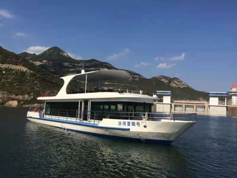 双层豪华游轮为游客提供水上观光服务