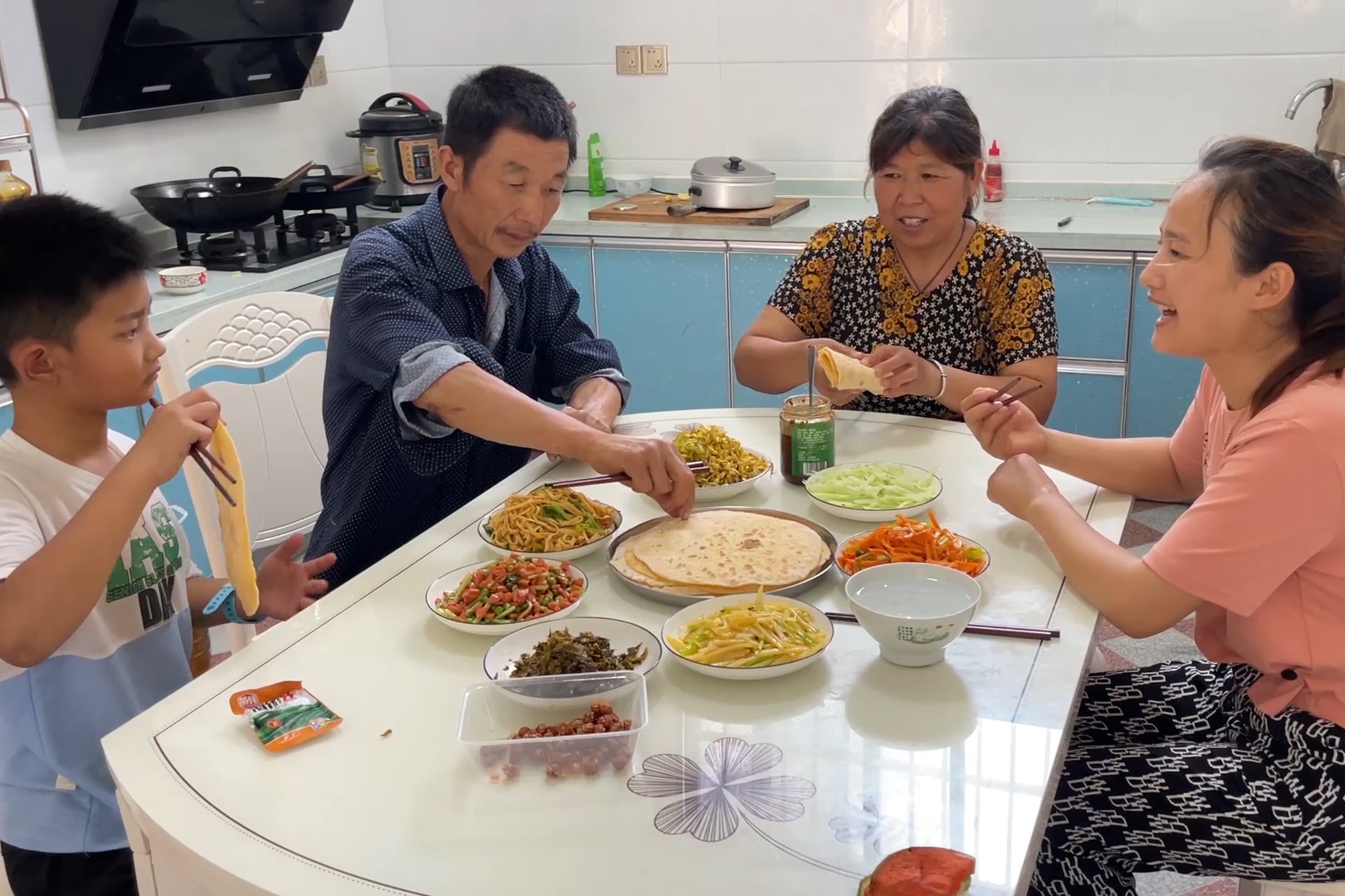 农村媳妇做午饭，2菜一汤就着米饭吃，这汤是真对胃口啊_凤凰网视频_凤凰网